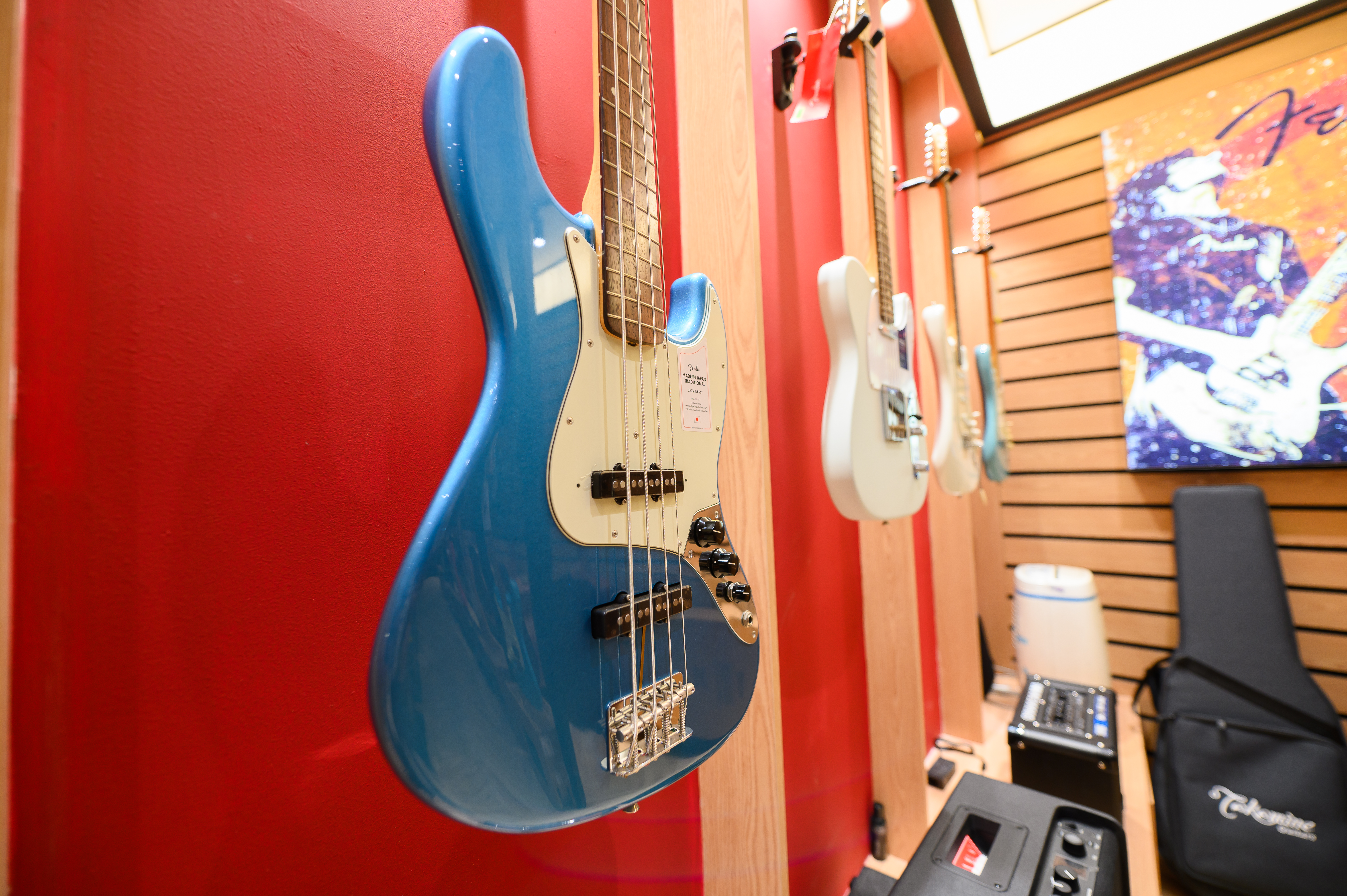 Khu trưng bày guitar điện Fender tại showroom Việt Thương Music